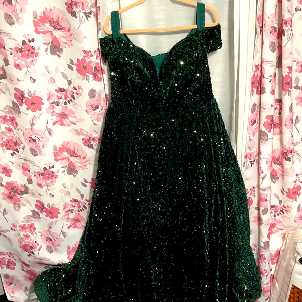 Am selling this beautiful emerald green dress.